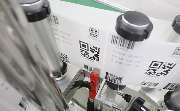 實時打印貼標機,圓瓶貼標機設備,全自動貼標機生產(chǎn)廠家